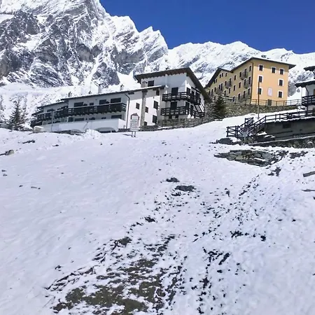 Giomein Sporting Red House Breuil-Cervinia